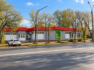 Улица перед зданием