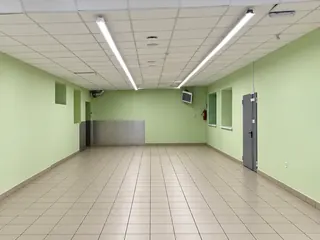 Мятный коридор с холодным светом
